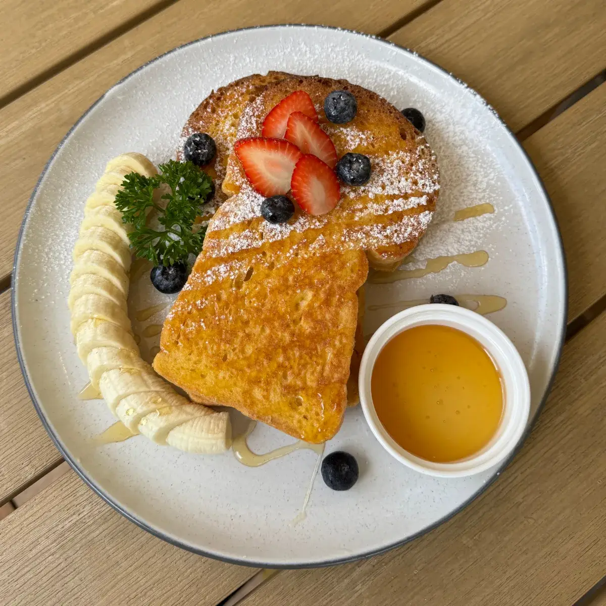 Berry Banana French Toast im Thongyib Thongyod Brunch & Cafe, Ao Nang