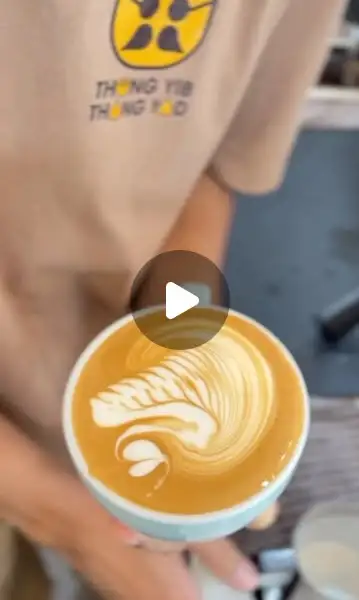 Primo piano della latte art fresca in un flat white da Thongyib Thongyod