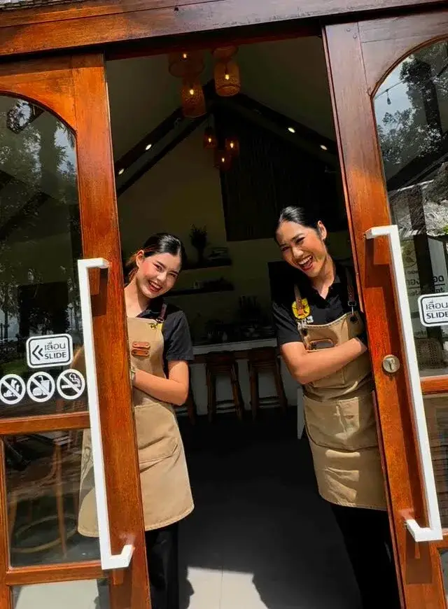 The welcome committee — Thongyib Thongyod, Ao Nang