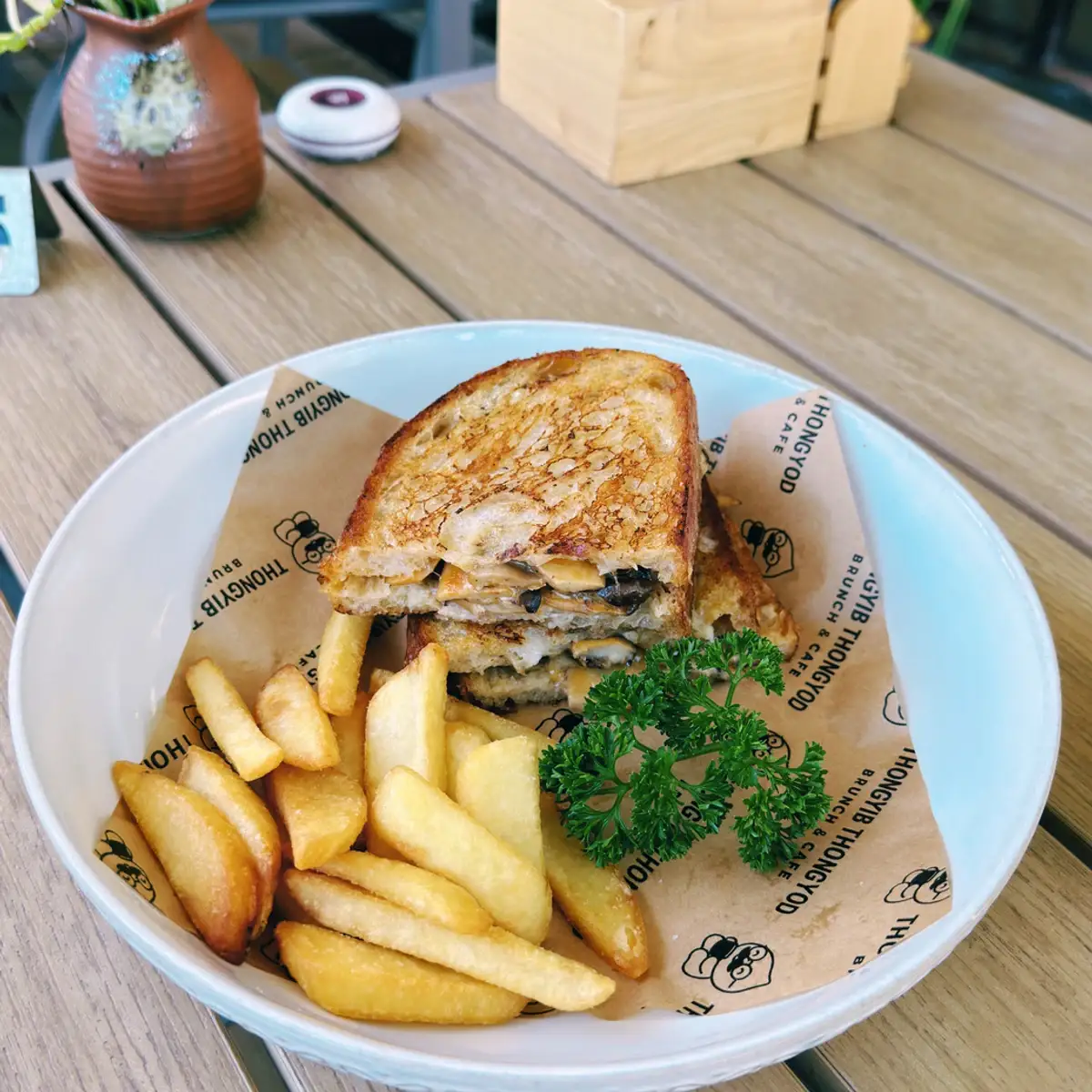 아오낭 Thongyib Thongyod Brunch & Cafe의 트러플 머시룸 샌드위치