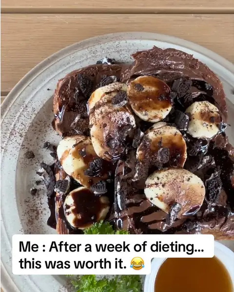 Toast banana e Oreo al cioccolato su sourdough artigianale con sciroppo d'acero a parte