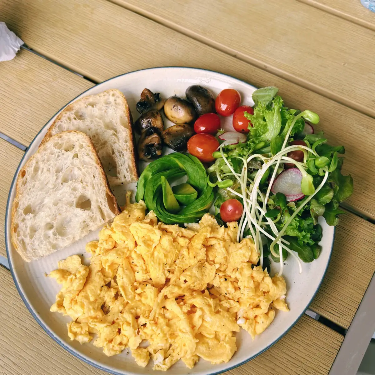 아오낭 Thongyib Thongyod Brunch & Cafe의 채식 브렉퍼스트 세트