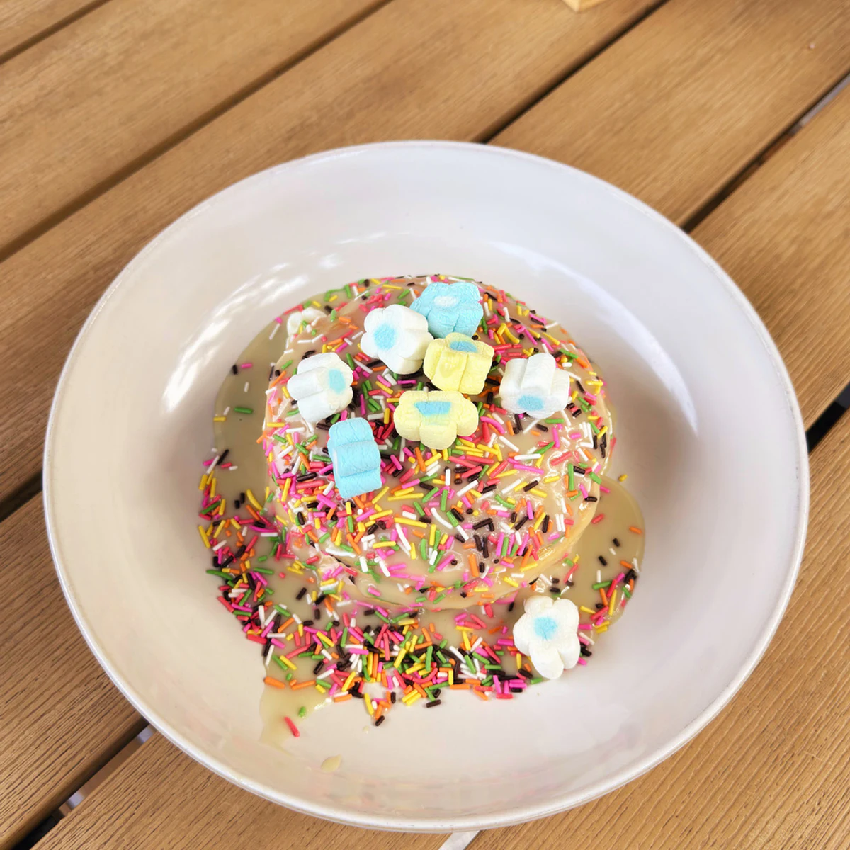 Rainbow Pancakes med vit chokladsås, regnbågssprinkles, minimarshmallows och florsocker