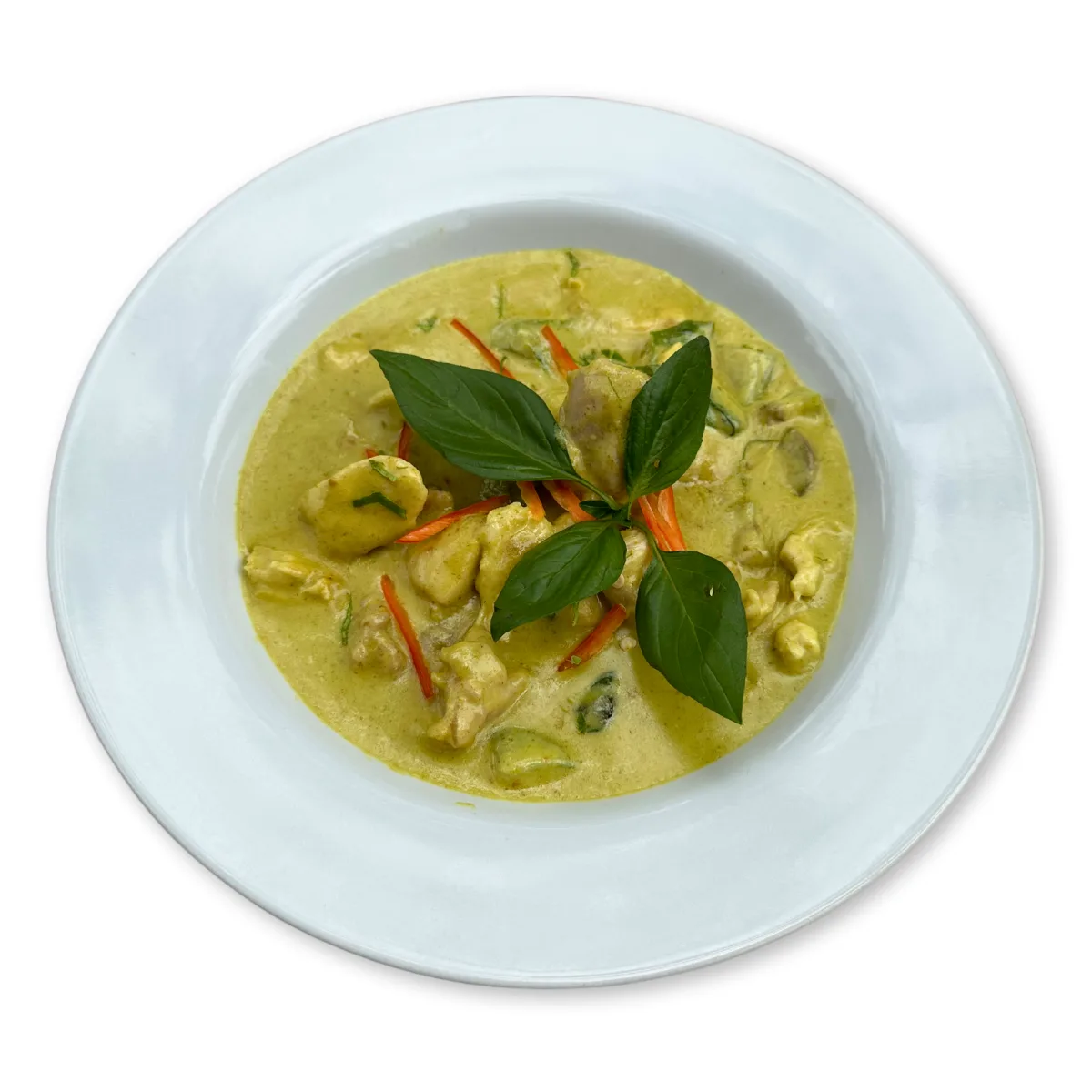 Eine Schüssel thailändisches grünes Hühnchen-Curry mit thailändischem Basilikum, geschnittener Chili und Kokosmilch
