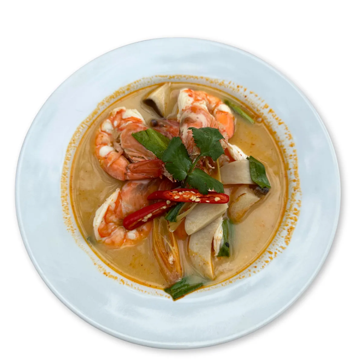 Eine Schüssel Tom Yum Kung — scharf-saure Garnelensuppe mit ganzen Garnelen, Pilzen, Chili und Koriander